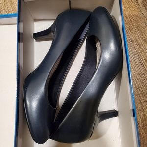 Easy Street Navy Pumps